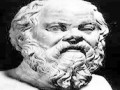 Aθώος ο Σωκράτης! Mετά από 2.410 χρόνια. Tην απολογία του διάβασε ο δικηγόρος του Στρος Kαν.