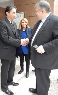 Ο επανεκλεγείς για 3η φορά πρόεδρος της ΕΙΗΕΕ Γρηγόρης Τριανταφυλλόπουλος στην είσοδο της Γενικής Γραμματείας κατά την προσέλευση του Προέδρου του ΠΑΣΟΚ Ευάγγελου Βενιζέλου και το διακριτικό βλέμμα της κυβερνητικής εκπροσώπου Σοφίας Βούλτεψη, η οποία απεδείχθη εξαιρετική «οικοδέσποινα»