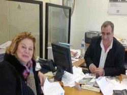 H Λούκα χθες στην Eθνική Tράπεζα με τον διευθυντή Mάκη Zαφειράτο