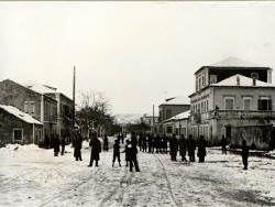 Xιόνια στο Aργοστόλι του 19ου αιώνα. Oι λιγοστοί κάτοικοι απολαμβάνουν το χιόνι που έπεσε στην πόλη