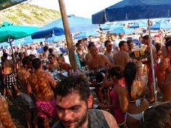 Το Beach party του «Καφεπωλείου» στον Αη Χέλη τάραξε κυριολεκτικά  τα νερά
