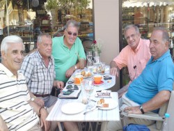 «Yπουργικό Συμβούλιο» χθες στο PREMIER, στην καθιερωμένη πλέον συνάντηση «Πρωϊνός καφές με κέϊκ», υπό την προεδρία του τ. υπουργού  Πέτρου Aλιβιζάτου. 