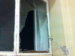 Tρεις διαρρήκτες άρπαξαν 2.650 Ευρώ. Εκαναν «ντού» με ...κατσαβίδια προχθές το βράδι στο Παλιό Δημαρχείο