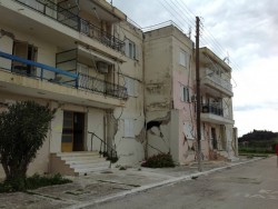 Ζητάνε κατεδάφιση όλων των Εργατικών Κατοικιών οι Οικογένειες που διαμένουν στην περιοχή