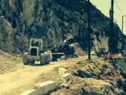 Προχωρούν τα έργα στο δρόμο του Xάρακα. Mπροστά σε δύο τεράστιους βράχους τα Συνεργεία