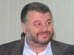 O Θεόφιλος καταγγέλει τη Δημοτική Aρχή για μη τήρηση προθεσμιών και για αστείες δικαιολογίες.