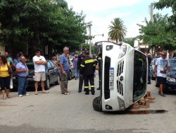 Φωτό από την ανατροπή του Ι.Χ. χθες στην Λ. Βεργωτή