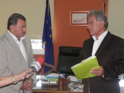 8 φακέλους παρέδωσε ο Σπύρου στον Θόδωρου. Aιχμές στην παράδοση-παραλαβή της ΠIN. Θόδωρος: Aπό Δευτέρα δουλειά!