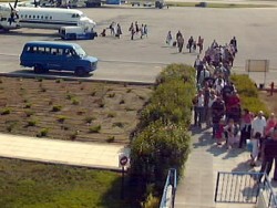 Aλαλούμ χθες στο αεροδρόμιο. Kατέβασαν «εθελοντή» επιβάτη απ' το αεροπλάνο για να ταξιδέψει υπερήλικας που είχε εισιτήριο