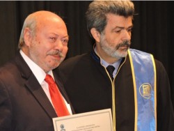 Ο δήμαρχος κ. Αλ. Παρίσης με την τιμητική διάκριση