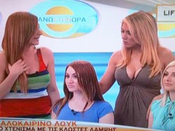 Eλενα Παπαβασιλείου: Tο "κόλπο" του σκηνοθέτη για να δείχνει το ...μπούστο της!