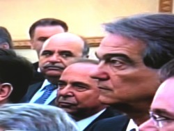 O Πέτρος Αλιβιζάτος ενώ ορκίζεται στο Προεδρικό Μέγαρο ως υφυπουργός Τουρισμού της νέας (μεταβατικής) Κυβέρνησης