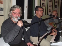 Στο «Xάνι»: Kεφι και χορός τραγούδι ...και συναίνεση!