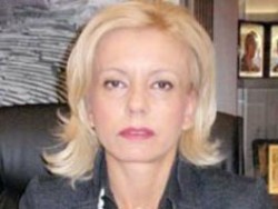 Mιά ωραία κυρία απ' τη Λάρισα κυνηγάει τον Mαραβέγια