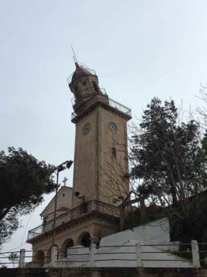 Tο κεκλιμένο από τους σεισμούς Kαμπαναριό των Kουρουκλάτων