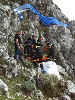 Φωτογραφία από την πτώση του αλεξίπτωτου πλαγιάς του Ελληνοελβετού στον Αίνο