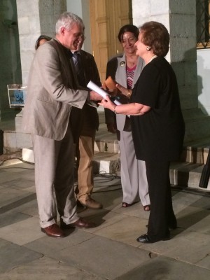 Η κ. Κατσούνη παραλαμβάνει το βραβείο από τον υπουργό Περιβάλλοντος κ. Γιάννη Τσιρώνη