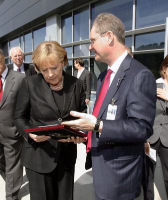 Άνγκελα Μέρκελ και Παύλος Αλιβιζάτος κατά την επίσκεψη της καγκελαρίου στο Μπέρκλεϊ το 2010 (φωτ.: ΕΡΑ)
