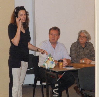 Η αντιδήμαρχος Οικονομικών κ. Σ. Γαρμπή, ενώ προσέρχεται χθες στο Δ. Συμβούλιο. Δίπλα της οι κ.κ. Β. Κεκάτος και Λ. Νιφοράτος