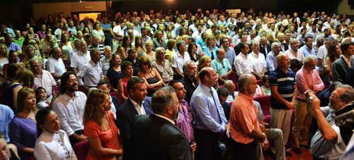 Καρφίτσα δεν έπεφτε την Κυριακή στο Δημοτικό Θέατρο, όπου ορκίστηκαν ο δήμαρχος κ. Αλέξανδρος Παρίσης και το νέο Δημοτικό Συμβούλιο Κεφαλονιάς