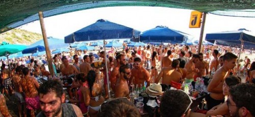 Το Beach party του «Καφεπωλείου» στον Αη Χέλη τάραξε κυριολεκτικά  τα νερά