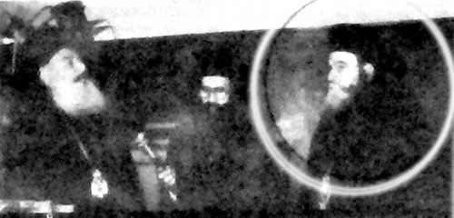 Ο αρχιεπίσκοπος Σεραφείμ αριστερά, ενώ προσφωνεί τον Σπυρίδωνα (κύκλος), αμέσως μετά την εκλογή του. Ο αρχιεπίσκοπος Σεραφείμ αριστερά, ενώ προσφωνεί τον Σπυρίδωνα (κύκλος), αμέσως μετά την εκλογή του.