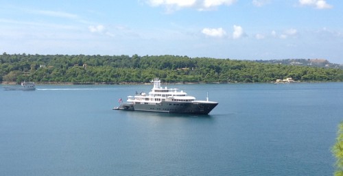 Η θαλαμηγός «ICE» του Σουλεϊμάν χθες στον Κόλπο του Αργοστολίου. Διακρίνεται επ’ αυτής και το ελικόπτερό του