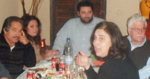 Ο επικεφαλής της αντιπολίτευσης κ. Μ. Κοτσιλίνης με τη σύζυγό του Αλέκα και απέναντί τους ο τ. αντιδήμαρχος κ. Κ. Βαρτελάτος 