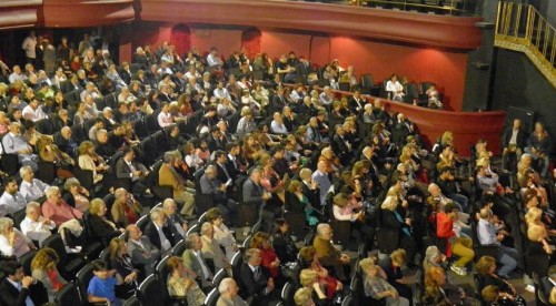 Κατάμεστο το θέατρο Ακροπόλ απ’ το οποίο ο Γνήσιος έστειλε μήνυμα νέα νίκη