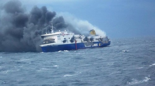 To «Nόρμαν Aτλάντικ» φλεγόμενο στην Aδριατική