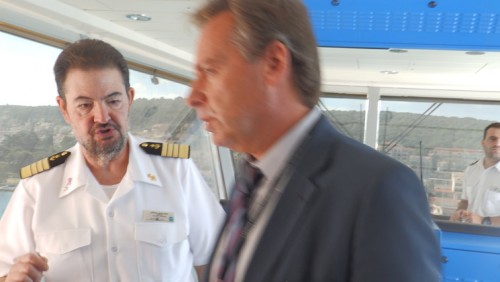 Ο αντιδήμαρχος Τουρισμού, κ. Β. Κεκάτος με τον καπετάνιου του κρουαζιερόπλοιου.