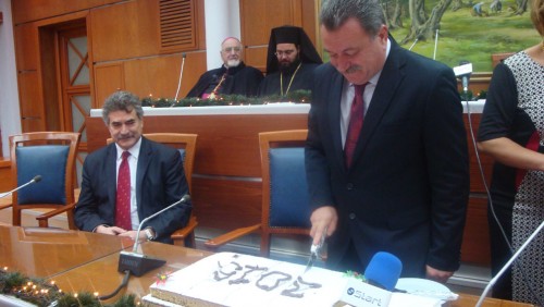 Φωτό από την κοπή της πρωτοχρονιάτικης πίτας της ΠΙΝ