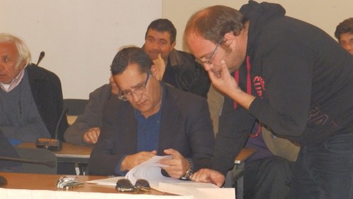 Διονύσης Λυκούδης και Νίκος Ανουσάκης ενώ συσκέπτονται κατά τη συνεδρίαση του Δημοτικού Συμβουλίου του περασμένου Σαββάτου