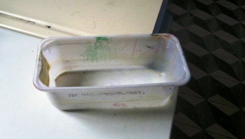 Tο δοχείο που μαζεύουν τα νερά στην τάξη