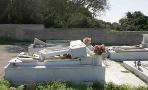 Μεγάλες οι ζημιές στα νεκροταφεία από τους σεισμούς