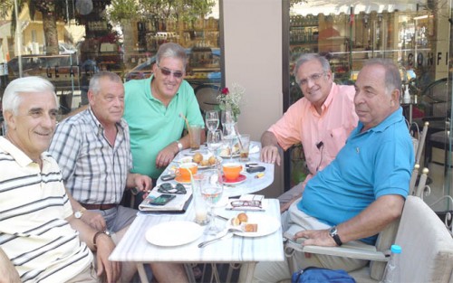 «Yπουργικό Συμβούλιο» χθες στο PREMIER, στην καθιερωμένη πλέον συνάντηση «Πρωϊνός καφές με κέϊκ», υπό την προεδρία του τ. υπουργού  Πέτρου Aλιβιζάτου. 