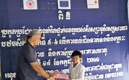 Καμπότζη, Ιούλιος 2014: O Βαγγέλης Πετράτος επιβραβεύει έναν μικρό μαθητή που συμ- μετείχε σε πρόγραμμα πρόληψης καταστροφών