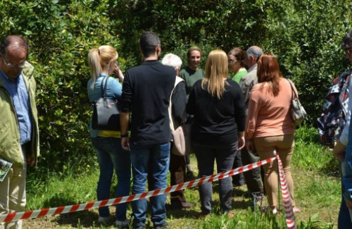 Στον Βοτανικό Κήπο η Εύη Ματιάτου ξεναγεί το κοινό στα σημεία που υπάρχουν οι αυτοφυείς ορχιδέες