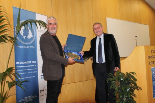 Παραλαβή βραβείου από τον κ. Αθανάσιο Φρέντζο, μέλος Δ.Σ. Ιχθυοτροφείων Κεφαλονιάς