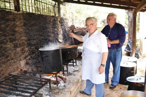 Ο μάγειρας Παναγιώτης Μπέριος επί το έργον της απολαυστικής βραστής γίδας