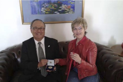 H Πρύτανις του Iόνιου Πανεπιστημίου, προσφέρει στον Πρέσβη της Iαπωνίας το αναμνηστικό μετάλλιο του Πανεπιστημίου