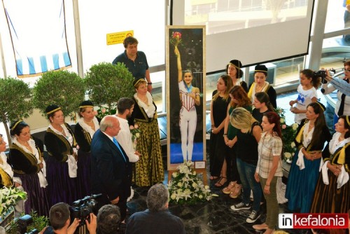 Φωτογραφία από την εκδήλωση για την  Αννα στο Αεροδρόμιο με τη φωτογραφία της από την επιτυχία της στους Ολυμπιακούς του Σίδνεϊ 