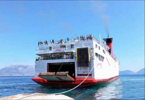 Tο πλοίο «larks» της εταιρείας «Egnatia Seaways» ενώ προσεγγίζει χθες το λιμάνι της Σάμης