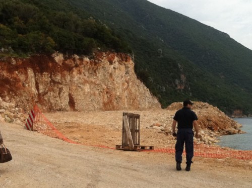 Οι πέτρινοι όγκοι στο λιμάνι του Πισαετού