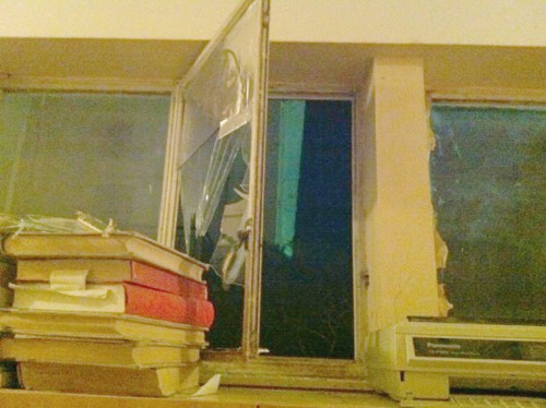 Φωτογραφίες από τη διάρρηξη στο Παλιό Δημαρχείο. Οι τρεις δράστες έσπασαν τα τζάμια για να μπουκάρουν και να διαφύγουν...