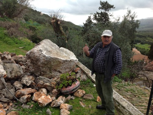 Ο μεγάλος βράχος που έπεσε, λόγω των σεισμών, στον Αθέρα και ευτυχώς δεν θρηνήσαμε θύματα από την πτώση του.