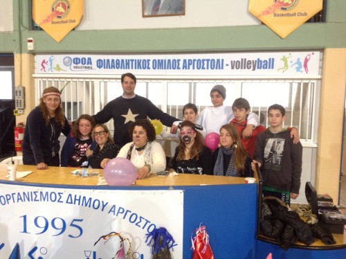 Οι Αήττητοι μετά την επιτυχία τους στον Κρυμμένο Θησαυρό, φωτογραφίζονται με τον πρόεδρο της ΚΕΔΗΚΕ Αγγ. Κωνσταντάκη και την Επιτροπή