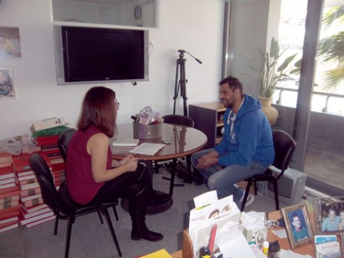 Η ρεπόρτερ μας Χριστίνα Διακάτου, κατά τη διάρκεια της συνέντευξης με τον μπασκετμπωλίστα Νίκο Βαλλιανάτο