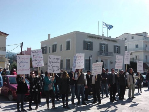 Αγανακτισμένοι Ρισιάνοι χθες έξω από το Διοικητήριο