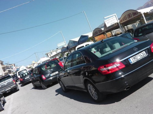 Το κονβόϊ των αυτοκινήτων καθώς περνάει από την παραλιακή του Αργοστολίου